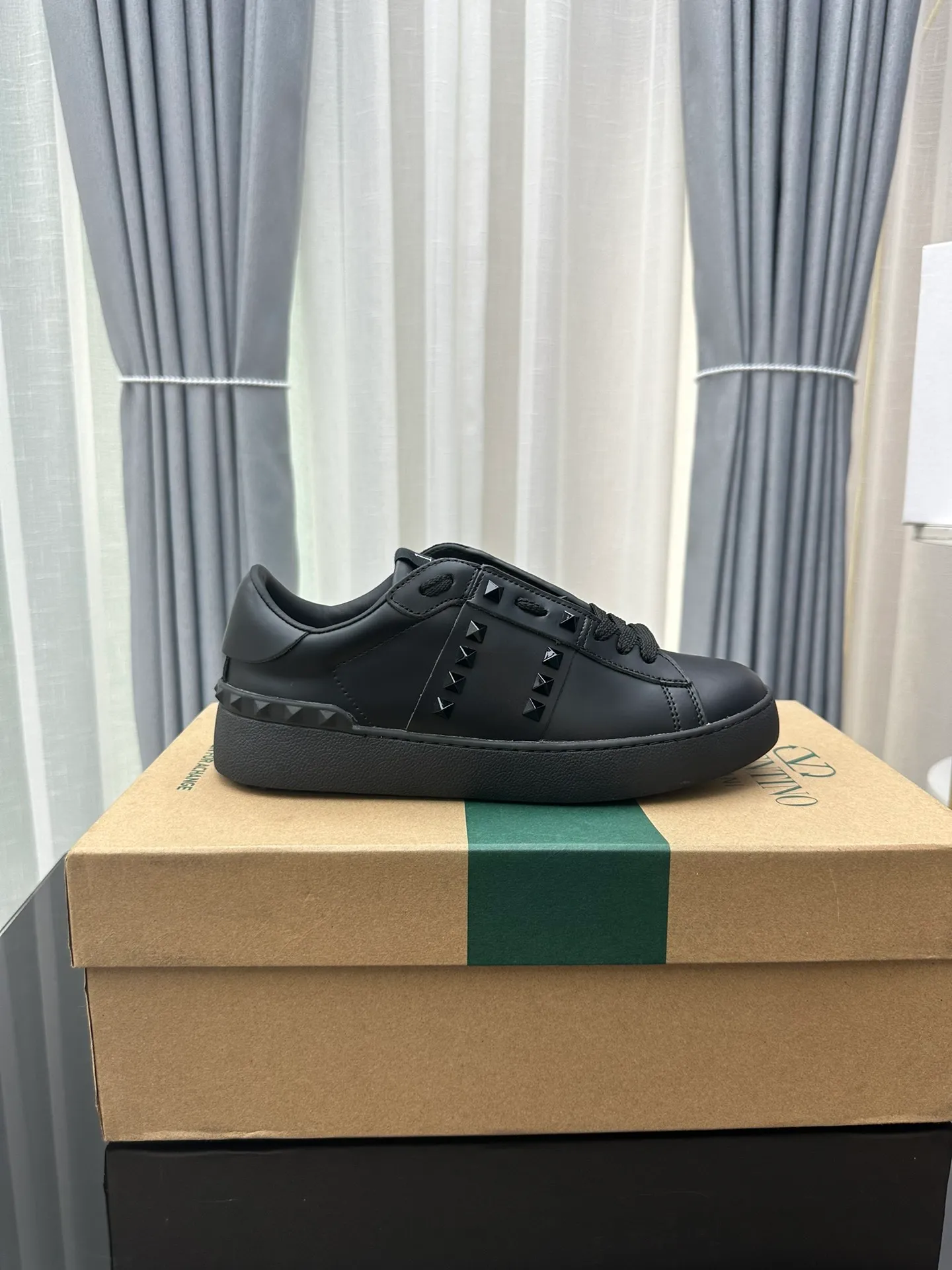 👟👟Ex-factory price 480👟👟 Women's shoes Women's clothing Valentino Valentino GARAVANI O👟👟Ex-factory price EN DISCO Rivets Thick soles Casual sneakers Increased height White shoes Original purchase and development Production V family classic series Willow nail white shoes Hot sale at the counter Brand new Huge 6.5cm platform thick sole with original classic series A perfect favorite for short people. Comes with exquisite packaging at the counter🛍📦 ▪️ Fabric: Original custom imported calfskin ▪️ Lining: Imported custom soft cowhide lining ▪️ Sole: Original molded ultra-light rubber foam material ▪️ Sole thickness: 6.5 ▪️ Size: Women's 35-45 (45 is custom-made and cannot be returned or exchanged)
